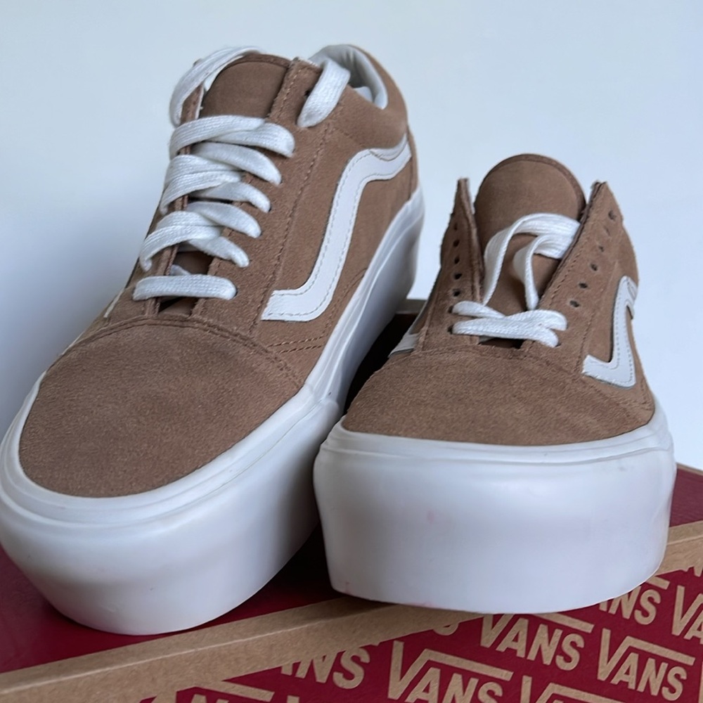 Vans WMNS Old Skool Stacked Soft Suede Burro/True White 
VN0A7Q5MB69
Platforms - Picture 5 of 16